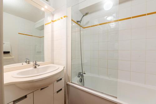 une salle de bain avec un lavabo et une douche dans l'établissement Chez Florent - Appt vue montagne avec piscine, à Flumet