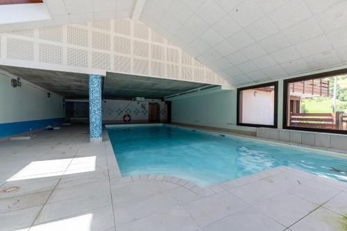 une grande piscine dans un immeuble dans l'établissement Chez Florent - Appt vue montagne avec piscine, à Flumet