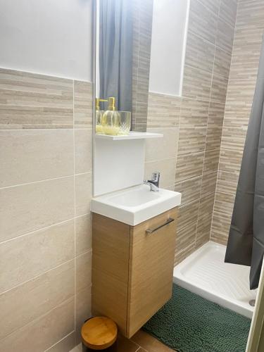 une salle de bain avec un lavabo, des toilettes et une baignoire dans l'établissement Cosy Appartement moderne et central !, à Béziers