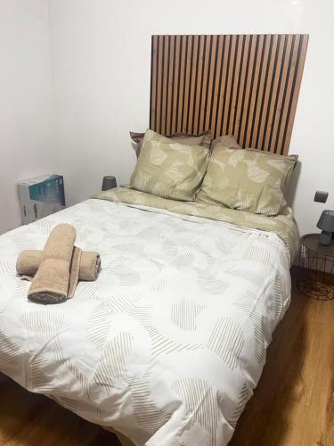 - un lit blanc avec 2 serviettes et des oreillers dans l'établissement Cosy Appartement moderne et central !, à Béziers
