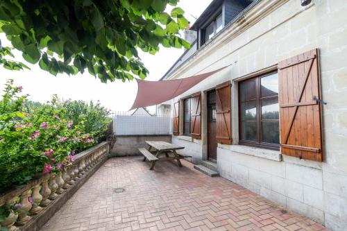 Eine Bank, die vor einem Gebäude mit Fenster steht in der Unterkunft La petite maison sur la colline in Nazelles