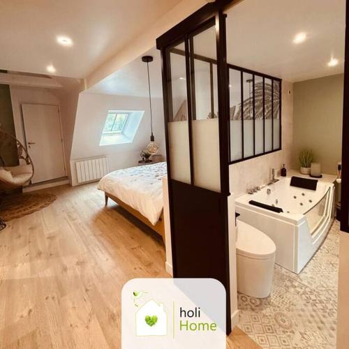 une chambre avec un lit et une baignoire dans une pièce dans l'établissement H3 Charmante maison sur la Vilaine près du Château, à Vitré