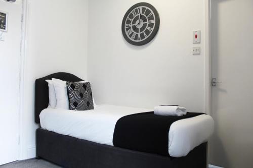 Una cama o camas en una habitación de Mitre Hotel Manchester City Centre