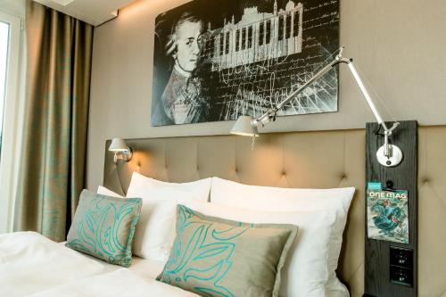 Posteľ alebo postele v izbe v ubytovaní Motel One Salzburg-Mirabell