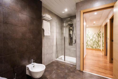 y baño con aseo, ducha y lavamanos. en Spirit Hotel Gran Bilbao, en Bilbao