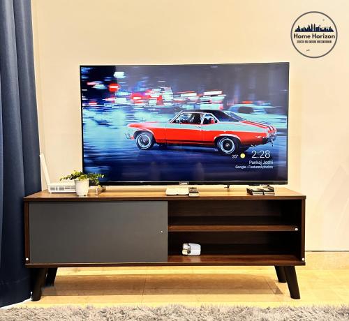 TV a/nebo společenská místnost v ubytování LUCENTIA RESIDENCE BY HOME HORIZON