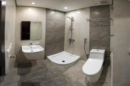 a bathroom with a toilet and a sink at فندق ديار الكرم1 - diyar alkaram1 in Makkah