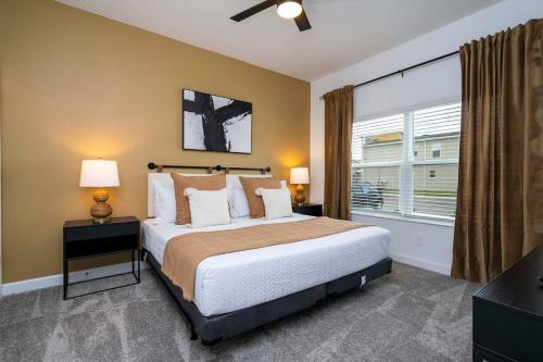 Ένα ή περισσότερα κρεβάτια σε δωμάτιο στο Pro Decor Disney Resort Style Free Waterpark 4467