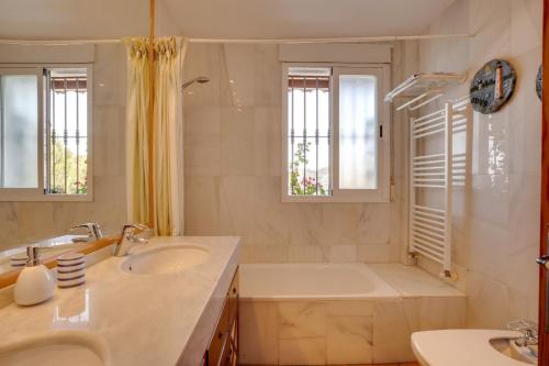 Ένα μπάνιο στο Casa tradicional con bonito jardín