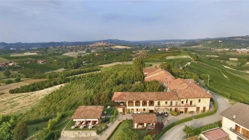 an aerial view of a house in a vineyard at Il Vigneto in Roddi