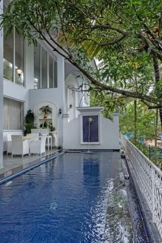 SaligaoにあるVilla Jaanzu - 3BHK with Private Pool in Saligaoの家の真ん中にあるプール
