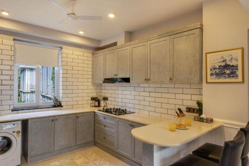 Villa Jaanzu - 3BHK with Private Pool in Saligaoにあるキッチンまたは簡易キッチン