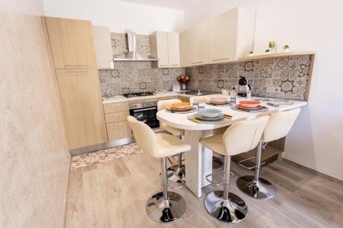 a kitchen with a table and chairs in it at La casa di Metis in Agerola