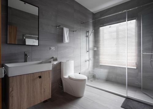 ein Badezimmer mit Toilette, Waschbecken und Dusche in der Unterkunft Kilar Mountain Villa in Zeren