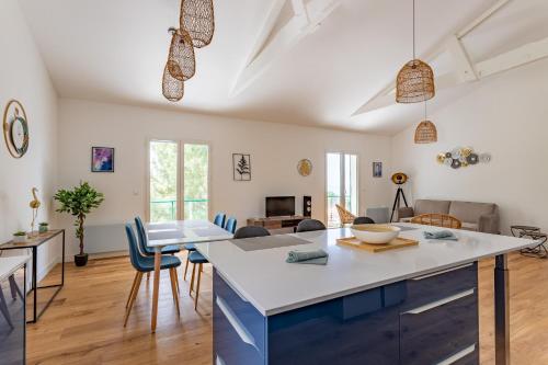 une cuisine et un salon avec une grande île dans l'établissement Le Cocon Des Dunes - Vue mer, Plage&Corniche à pied, à Le Moulleau