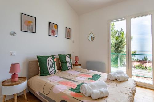 une chambre avec un grand lit avec des serviettes dessus dans l'établissement Le Cocon Des Dunes - Vue mer, Plage&Corniche à pied, à Le Moulleau