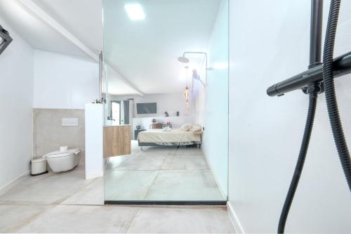 Ένα μπάνιο στο Macher Room
