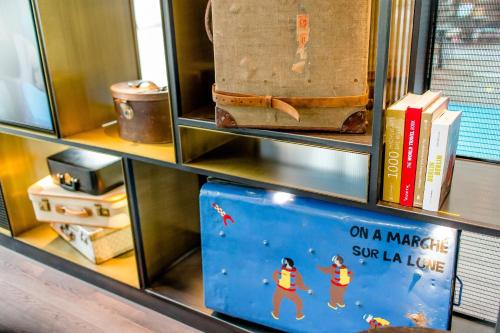 a book shelf with books on a market super la love at Motel One Berlin-Hauptbahnhof in Berlin