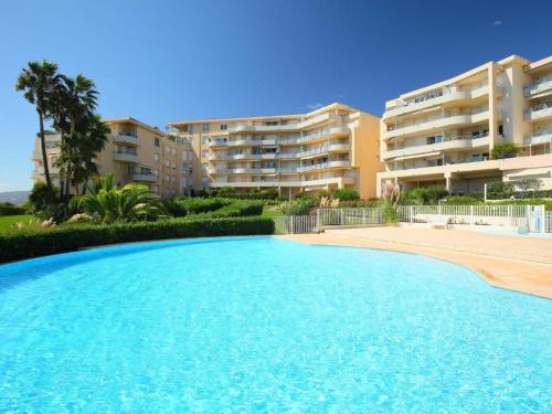 Elegant Apartment with Private Pool, Parking & 5min to beach