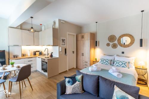 Phevos & Athena - Seaside View Luxury Studio in Nea Makri