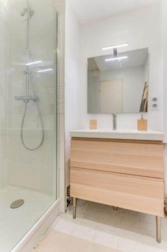 une salle de bain avec un lavabo et une douche dans l'établissement Bel Espace, Paris-saclay, Visite Famille Business, à Gif-sur-Yvette