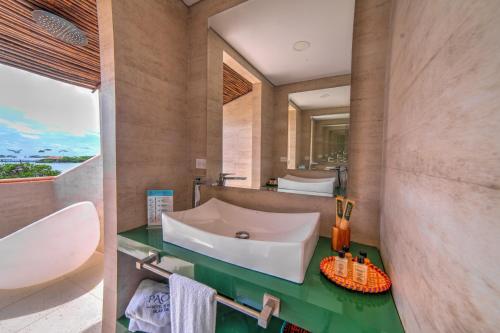 a bathroom with a sink and a mirror at Pao Pao Hotel Islas del rosario in Isla Grande