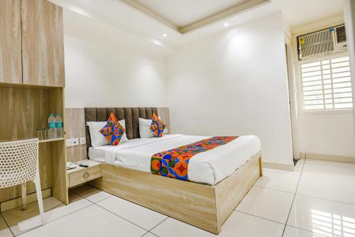 Ένα ή περισσότερα κρεβάτια σε δωμάτιο στο FabExpress Luxury Inn Adarsh Nagar Metro