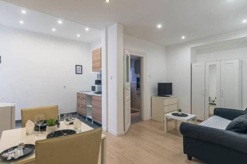 Huszonegy 2 - Center Location AC