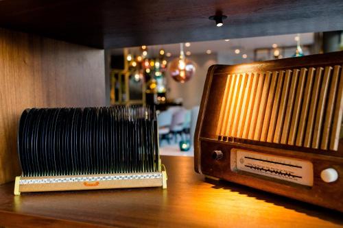 an old fashioned radio sitting on top of a table at Motel One Essen in Essen