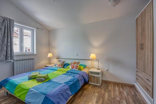 una camera da letto con un letto grande e una finestra di Family Apartment Marea a Nova Vas