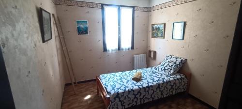 une chambre avec un lit avec un ours en peluche dessus dans l'établissement Blue LOVE, à Morières-lès-Avignon