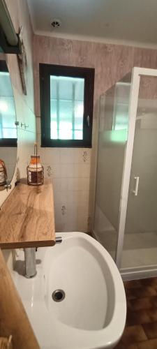 La salle de bains est pourvue d'une grande baignoire blanche et d'une douche. dans l'établissement Blue LOVE, à Morières-lès-Avignon