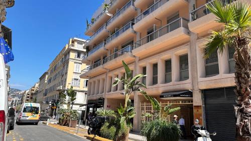 Spacious 3 BR flat Nice center - magnificent view