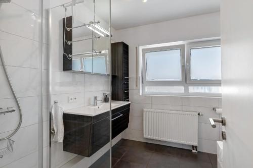 ein Badezimmer mit Waschbecken und Spiegel in der Unterkunft Am Storchennest in Neustadt an der Weinstraße