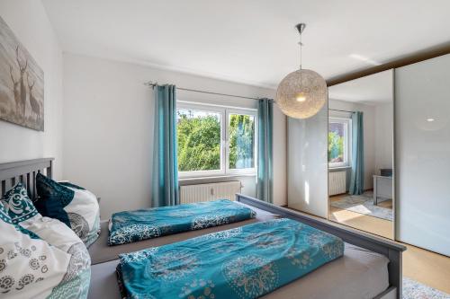 ein Schlafzimmer mit zwei Betten und einem Fenster in der Unterkunft Am Storchennest in Neustadt an der Weinstraße