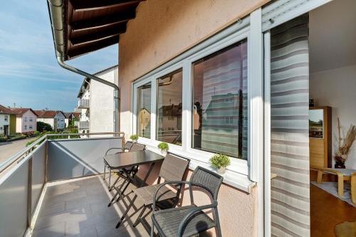 a balcony with a table and chairs on it at Am Storchennest in Neustadt an der Weinstraße