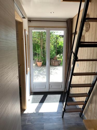 un escalier menant à une porte dans une maison dans l'établissement Studio à 15mn de Beaune, à Saint-Loup-Géanges