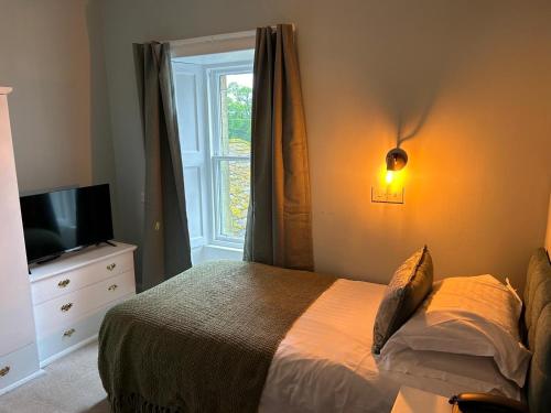 Postel nebo postele na pokoji v ubytování Blackaddie House Hotel