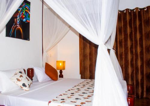 Postel nebo postele na pokoji v ubytování Beverly Africa Suites Malindi
