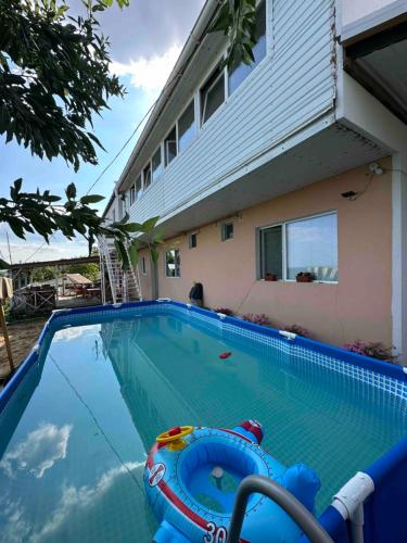 - une piscine avec un jouet en face d'une maison dans l'établissement 2Квартира с видом на море, à Odessa