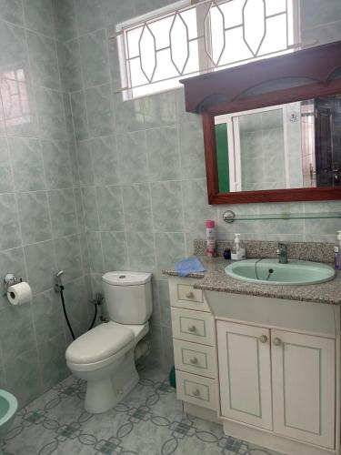 Bilik mandi di Maison Blanche Self Catering Apartment 1