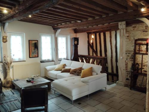 un salon avec un canapé blanc et une table dans l'établissement Honfleur-Terrasse, à Honfleur
