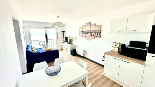 Kuchyň nebo kuchyňský kout v ubytování Appart front de mer, 5e étage