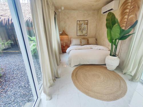 Katil atau katil-katil dalam bilik di 2 Bed 2 Bath Eco Home Bungalow, Bangrak Beach, Koh Samui