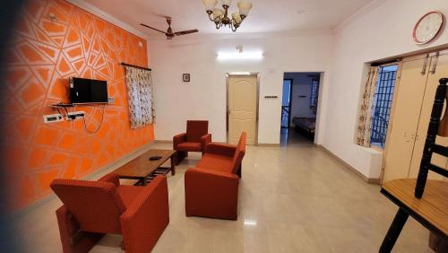 TV a/nebo společenská místnost v ubytování Black Pepper Cottage Yercaud
