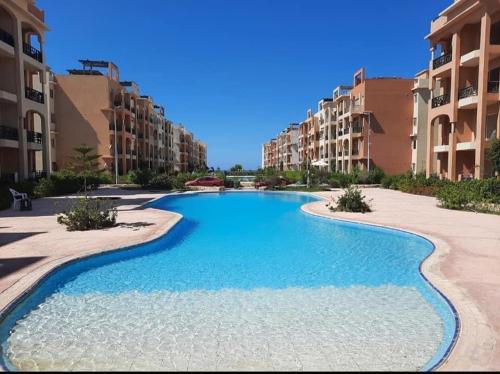 Bazén v ubytování شالية بالرووف غرفتيين مكييف للأيجار بقرية ايماريتس هايتس بالساحل الشمالي - A chalet with a rooftop and two air-conditioned bedrooms for rent in Emirates Heights , North Coast nebo v jeho okolí