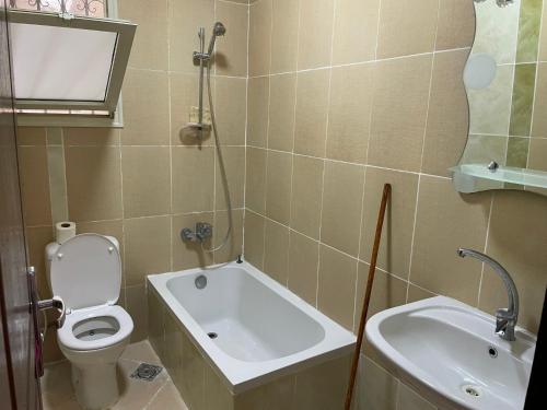 Koupelna v ubytování شالية بالرووف غرفتيين مكييف للأيجار بقرية ايماريتس هايتس بالساحل الشمالي - A chalet with a rooftop and two air-conditioned bedrooms for rent in Emirates Heights , North Coast