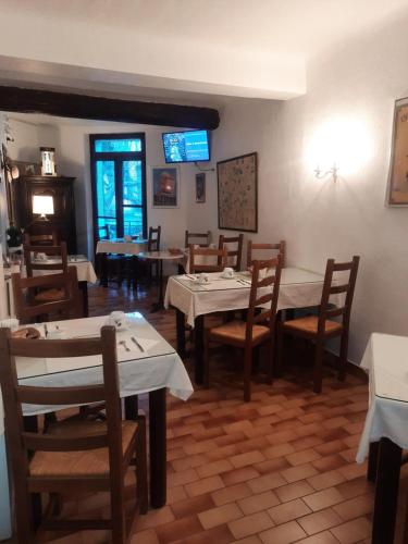 Restaurace v ubytování Hôtel Central