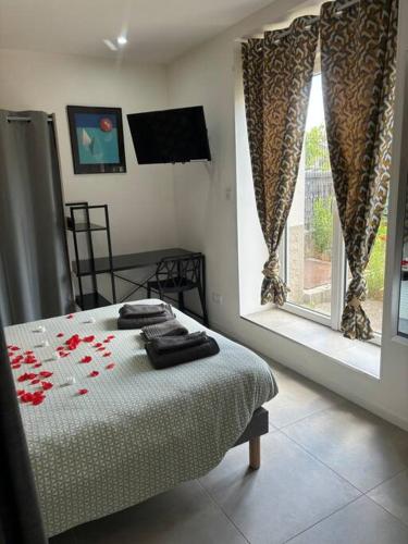 Postel nebo postele na pokoji v ubytování Mozart Cosy Love room
