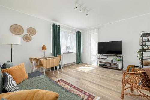 Tysiąclecia Studio Apartament z balkonem i darmowym parkingiem by Noclegi Renters